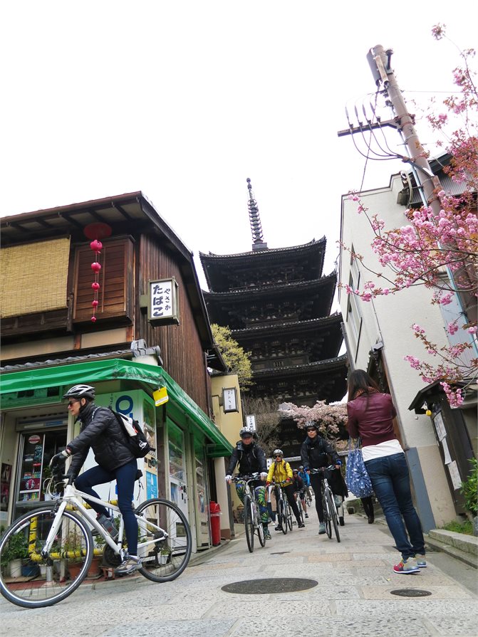 cycle tour through Kyoto Japan streets