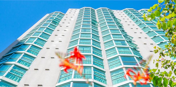 Rosedale on Robson Suite Hotel